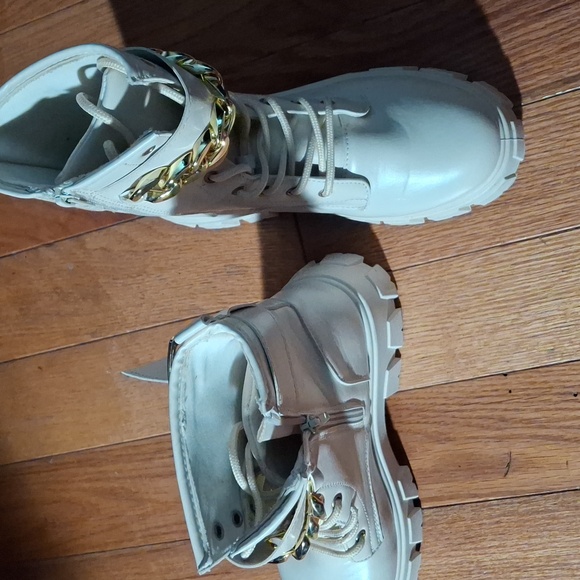 Stylish Tan Boots with Gold Chain - Picture 4 of 9